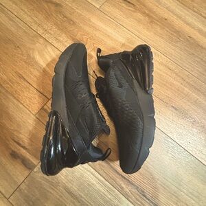 Air max 270 woman’s 9 all black NIKE